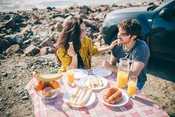 Piknik a víz mellett. Boldog család autókiránduláson. Férfiak és nők utaznak a tengeren, az óceánon vagy a folyón. Nyári utazás autóval. — Stock Fotó