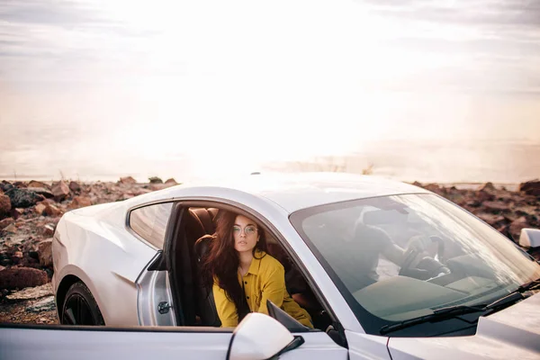 Jovens mulheres na moda viajando de carro. Relaxado mulher feliz no verão roadtrip viagem férias — Fotografia de Stock