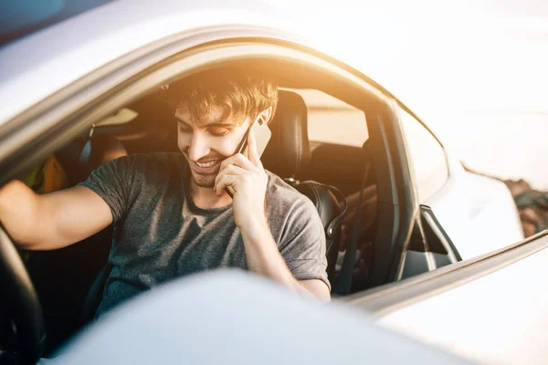 Trendy jongemannen die met de auto reizen. Ontspannen gelukkige man op een zomervakantie — Stockfoto