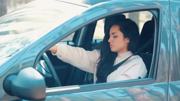 Giovane donna seduta in auto durante la pausa viaggio. Cattive condizioni di salute. Ragazza starnutisce nel tessuto bianco e soffre di malattia. Cefalea e problemi di salute. Da solo in macchina. — Video Stock