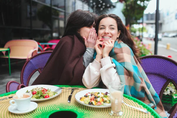 Mère mature et sa jeune fille s'assoient ensemble dans un café ou un restaurant. Relations adultes entre une femme d'une même famille. Différentes générations. chuchotements et commérages à l'extérieur. — Photo