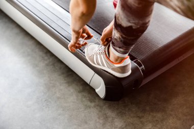 Kadınların elleri bağcıklarını sıkıca bağlıyor.