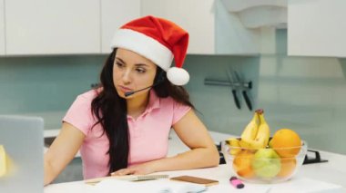 Karantina sırasında genç bir kadın evde çalışıyor. Yılbaşı zamanı, zaman aralığı. Çağrı merkezi çoklu görev operatörü mutfakta çok çalışıyor. Video çağrısı sırasında not alınıyor.