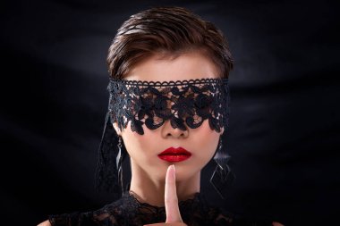 Fashion Young bronz tenli, Asyalı, kısa saçlı, kısa saçlı, güzel makyaj makyajlı siyah dantelli, kırmızı rujlu bir fotoğrafın yakın çekimi. Stüdyo Işıklandırma Koyu Perde Arkaplanı