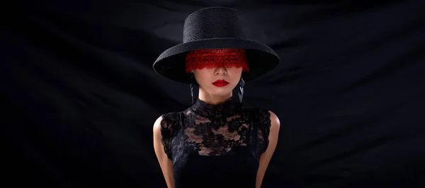 ファッション若いアジアの女性の茶色の短い髪の美しい化粧品を作るのヘッドショットを閉じ 赤いレースカバー目顔赤い口紅 帽子を着用 スタジオ照明暗いカーテン背景コピースペース — ストック写真