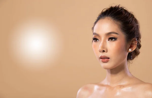 Retrato Moda Mulher Asiática Cuidados Com Pele Óleo Molhado Tem — Fotografia de Stock