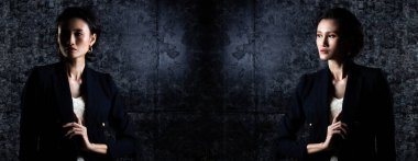 Kolaj Grubu 40 'lı yaşların patronunun vücut portresi. Kısa siyah saçlı, mavi takım elbiseli, kozmetik makyaj. Kadın, Karanlık Çatı Arkaplanı kopya alanı üzerinde birçok görünüm gösterir