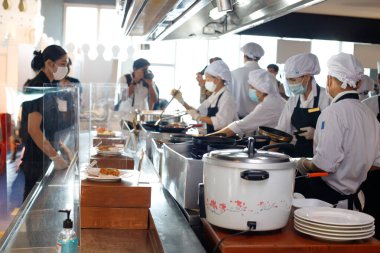 Bangkok, Tayland - 24 Haziran 2020; Restoran, damlacığı müşterilerden yeni normalmiş gibi korumak için temiz bölmeye sahiptir. Cafe, Baiyok Kulesi 'ndeki Covid-19 Coronavirus' un kapatılmasından sonra tekrar açıldı.