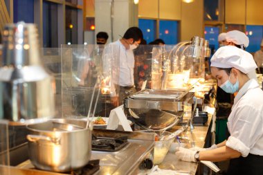 Bangkok, Tayland - 24 Haziran 2020; Restoran, damlacığı müşterilerden yeni normalmiş gibi korumak için temiz bölmeye sahiptir. Cafe, Baiyok Kulesi 'ndeki Covid-19 Coronavirus' un kapatılmasından sonra tekrar açıldı.