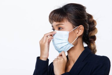 Covid-19 kavramından sonra yeni Normal İnsanlar endüstrisi. Kadın koruyucu yüz maskesi takıyor ve Coronavirus 'u taşıyıcı, izole edilmiş beyaz arkaplandan koruyor.