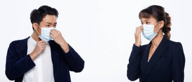 Covid-19 Concept 'tan sonra Yeni Normal İnsanlar endüstrisi Erkek kadın uygun ofis kıyafeti giyer, koruyucu yüz cerrahi maskesi takar ve Coronavirus' u taşıyıcı beyaz arka plan portresinden korur.