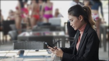 20 'li yaşlardaki Asyalı kadın muhabirler akıllı telefonlar, kısa mesaj kanalları, resmi siyah takımlar giyerler. Moda Güzelliği Yarışması 'nın MC konuşmacısı canlı sosyal medya olarak arka planı bulanık, 4k ağır çekim