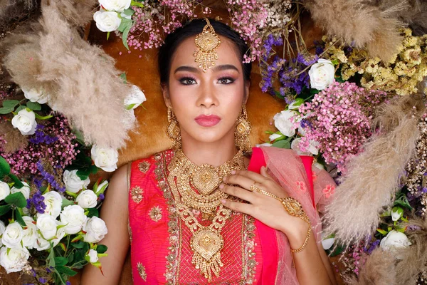 インドの美しさの顔は完璧な結婚式の花嫁を構成します 重いジュエリーと化粧とレッドピンクの伝統的なインドのブライダル衣装で美しい女性の肖像画 — ストック写真