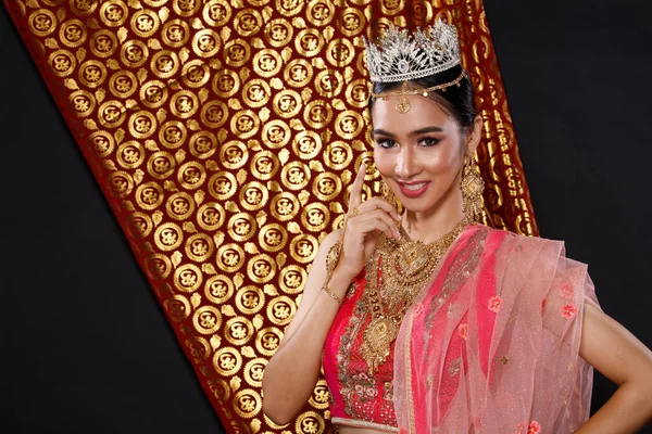 Hint güzeli yüzü mükemmel makyaj gelini, Kızıl Pembeli güzel bir kadının portresi geleneksel Hindistan gelinliği ve elmas tacıyla güzellik kraliçesi güzellik yarışması için.