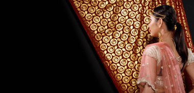 Hint güzeli yüzü mükemmel makyaj gelini, kırmızı pembeli güzel bir kadının portresi geleneksel Hindistan gelinliği, ağır mücevherler ve makyajlı.