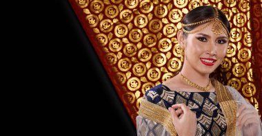 Hint güzeli yüzü mükemmel makyaj gelini, kırmızı pembeli güzel bir kadının portresi geleneksel Hindistan gelinliği, ağır mücevherler ve makyajlı.