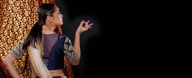 Hint güzeli yüzü mükemmel makyaj gelini, kırmızı pembeli güzel bir kadının portresi geleneksel Hindistan gelinliği, ağır mücevherler ve makyajlı.