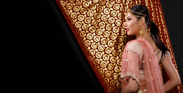 Indiska Skönhet Ansikte Perfekt Make Bröllopsbrud Porträtt Vacker Kvinna Röd — Stockfoto