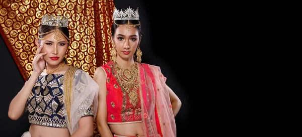 インドの美しさの顔は完璧な結婚式の花嫁を構成します ミス美容女王のページェントのためのダイヤモンドクラウンとレッドピンク伝統的なインドのブライダル衣装の美しい女性の肖像 — ストック写真