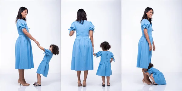Mãe Asiática Filha Caucasiana Ficar Usar Mesmo Vestido Blusa Azul — Fotografia de Stock