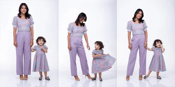 Mãe Asiática Filha Caucasiana Ficar Usar Mesmo Vestido Calça Blusa — Fotografia de Stock
