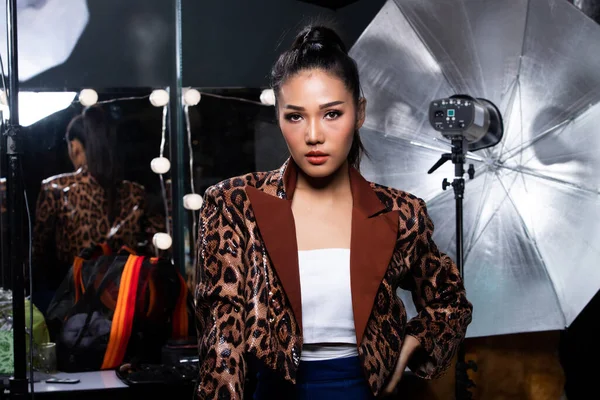 Portret Mody 20S Asian Woman Piękne Modne Kurtka Stanowi Silny — Zdjęcie stockowe