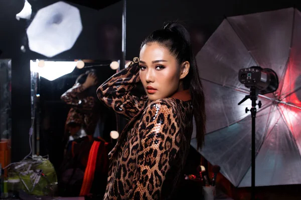 아시아 여성의 초상화 아름다운 재킷을 가지고 플래시 촬영을 화실에서 포즈를 — 스톡 사진