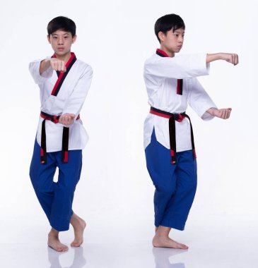 Usta Black Belt TaeKwondo Karate ulusal atleti geleneksel dövüş pozları veriyor spor elbisesi, stüdyo ışıkları beyaz arka plan izole, hareket bulanıklığı eller