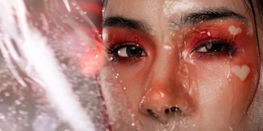 20 'lerin Asyalı Moda Kadını' nın portresi çok güzel makyaj sanatçıları var. Kırmızı Aşk Teması üzerine seksi pozlar veriyor.