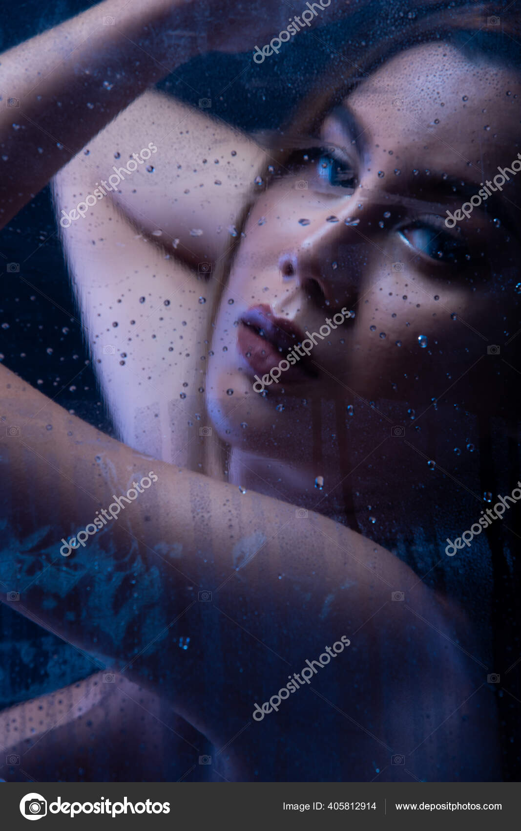 性感的裸体女性赤裸裸的性感美女在黑暗的背景下亚洲女人的情色姿势在浴室的淋浴玻璃蒸汽中激起了浅浅的阴影和轮廓——