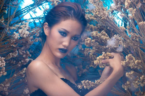 Vacker Romantisk Ung Asiatisk Kvinna Öppen Axel Buske Olika Blommor — Stockfoto
