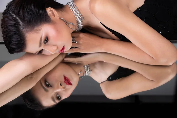 Retrato Moda 20S Mujer Asiática Tiene Hermoso Maquillaje Ella Usa — Foto de Stock