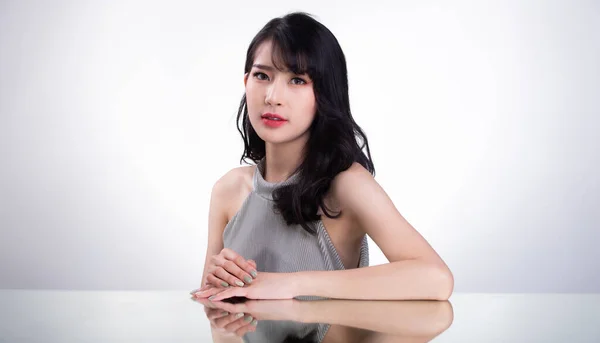 20S Asiatique Femme Regarde Caméra Pour Portrait Photo Shoot Mettre — Photo