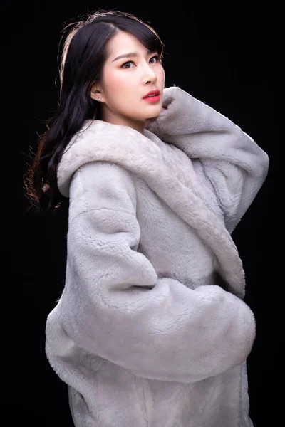 Retrato Metade Corpo Mulher Asiática Alta Moda Estilo Vestido Pele — Fotografia de Stock