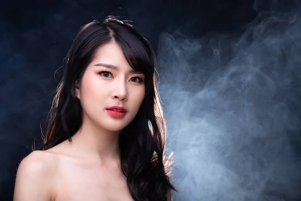 Retrato Metade Corpo Mulher Asiática Estilo High Fashion Sobre Fumaça — Fotografia de Stock