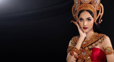 Tayland, Kamboçya, Myanmar Geleneksel Kostümü veya Antik Asya Altın Kumaşı Asyalı güzel bir kadında Tanrıça için dekoratif taç kolyeli siyah arkaplan