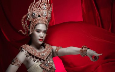 Tayland, Kamboçya, Myanmar Geleneksel Kostümü ya da Antik Asya Altın Kumaşı Asyalı güzel bir kadın için kırmızı arka planda süslü taç kolye
