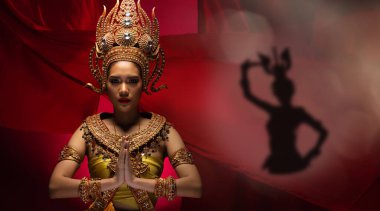 Tayland, Kamboçya, Myanmar Geleneksel Kostümü ya da Antik Asya Altın Kumaşı Asyalı güzel bir kadın için kırmızı arka planda süslü taç kolye