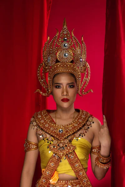 カンボジア ミャンマーのヴィンテージドレスアジアの美しい女性のための伝統的な衣装や古代アジアの金の布赤い背景に装飾冠ネックレス — ストック写真