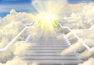 Cennete giden uzun merdivenler, Gökyüzündeki Bulut 'tan Umut ya da Güneş' in Işığına giden boş merdivenler. Hayatın Parlak Geleceği kavramı. Merdivenler gökyüzüne çıkar ışığa doğru, boşluğu kopyala