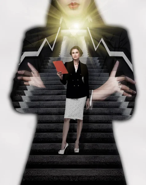 Деловая Женщина Использует Цифровой Планшет Ступеньках Лестницы Двойным Воздействием Женщину — стоковое фото
