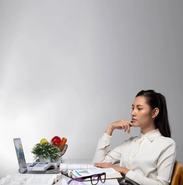 Junge Asiatin Weißes Hemd Denken Stress Arbeitet Hart Lesen Bücher — Stockfoto