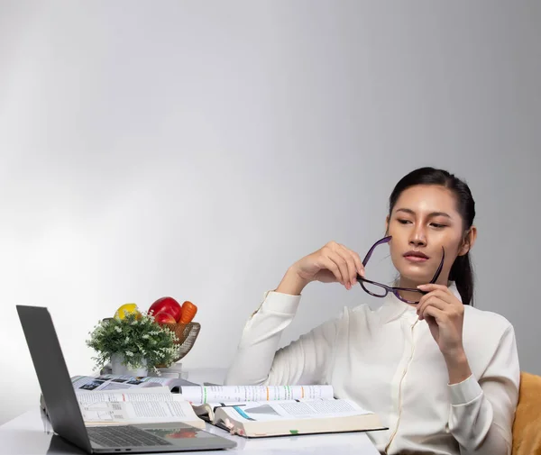 Junge Asiatische Frau Weißes Hemd Denken Stress Und Entfernen Gläser — Stockfoto