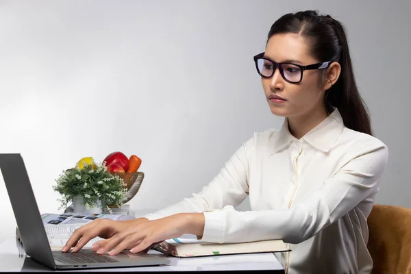 Junge Asiatische Studentin Trägt Lila Brille Forschung Und Suche Informationen — Stockfoto