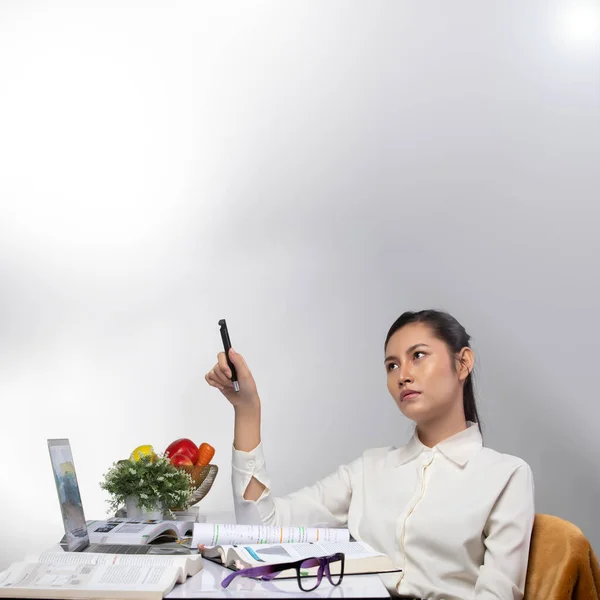 Junge Asiatin Weißes Hemd Denken Stress Arbeitet Hart Lesen Bücher — Stockfoto