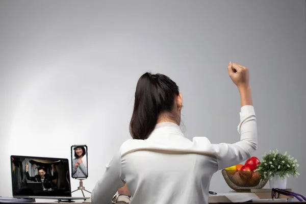 Вид Збоку Офісної Ділової Жінки Відчуває Щасливий Успіх Відеоконференцією Онлайн — стокове фото