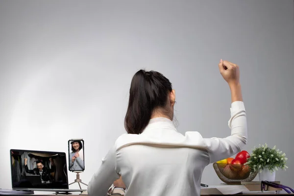 Rückseite Der Office Business Frau Freuen Sich Über Den Erfolg — Stockfoto