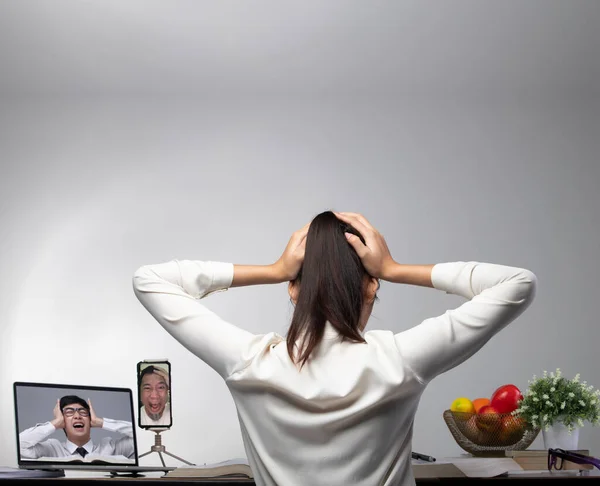 Ofisteki Kadınlarının Baş Ağrısı Stres Bağırışları Nternetteki Konferans Arkadaşları Bilgisayar — Stok fotoğraf