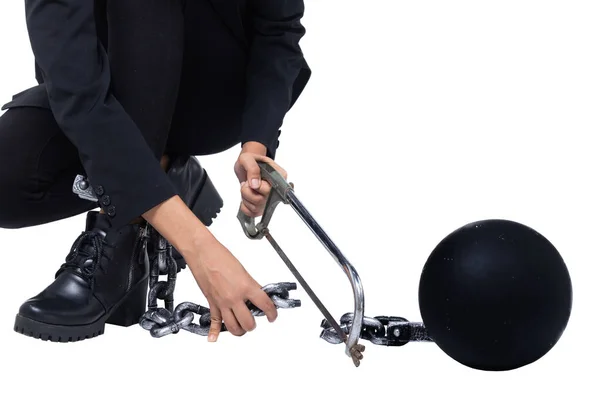 Kavram İhlal Finansal Para Özgürlüğü, tanınmayan bir kadın zincir topunu Bacak 'tan testereyle kesmeye çalışıyor. izole edilmiş arkaplan kopyalama alanı