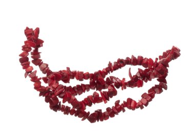 Kırmızı taş boncuk şeklinde kolye havada uçuşuyor. Moda süslemeleri için değerli taş olarak kırmızı biber rengi boncuk kolye. Moda süsü kolyesi daha şık olsun diye. Beyaz arkaplan izole